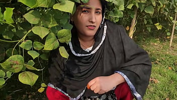 Indian village housewife likes outdoor fuck-fest with young lover